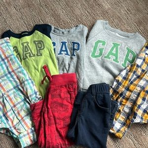 Boys GAP lot size 12 months to 2T. Sizes in pics.